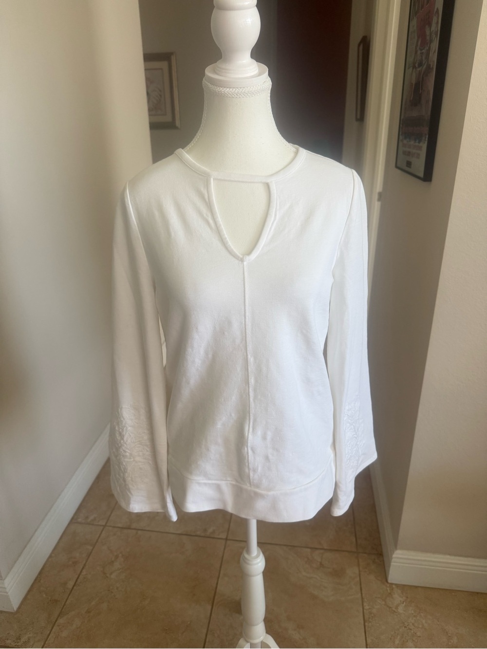 New w/o tags boutique Women’s White Keyhole Long-Sleeve Top